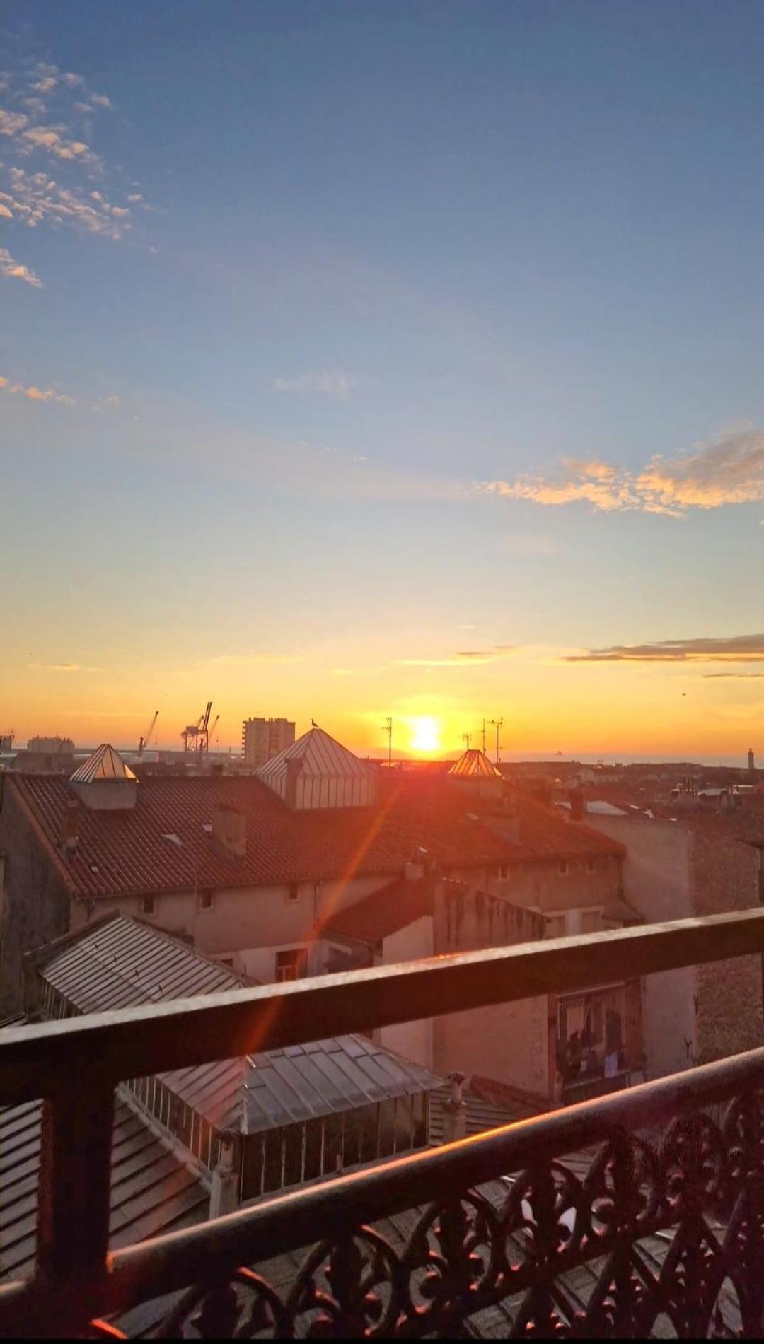 Bel Lumineux Avec Vue En Centre-ville *